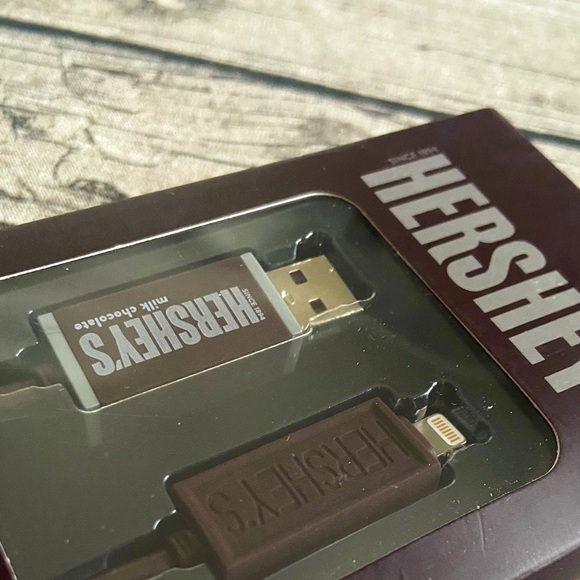 NWT! Lightning USB cable. Charger with Hershey’s candy bar design. New in box! - Picture 2 of 7
